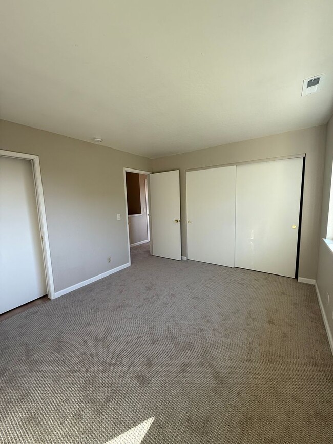 Building Photo - Light-Filled Modern 3 Bedroom Townhome