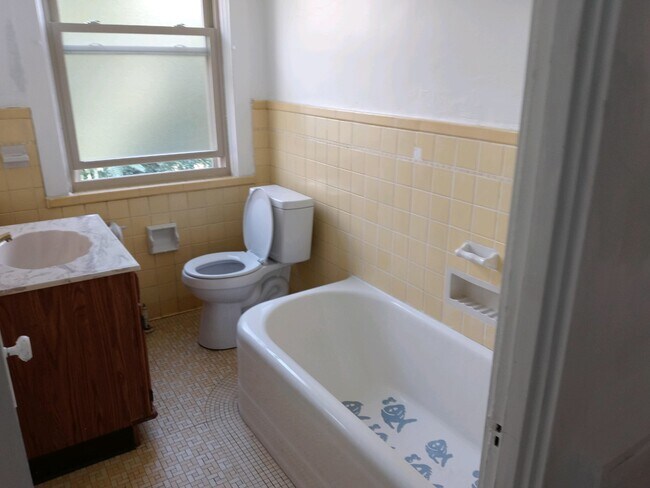 Building Photo - 1308 Louise St