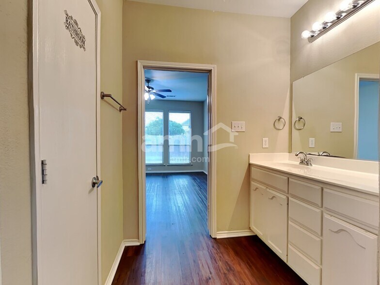 Building Photo - 7424 Alverstone Dr