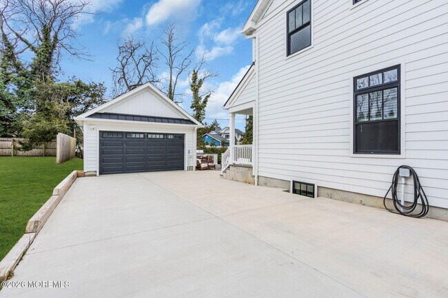 Building Photo - 2017 5th Ave