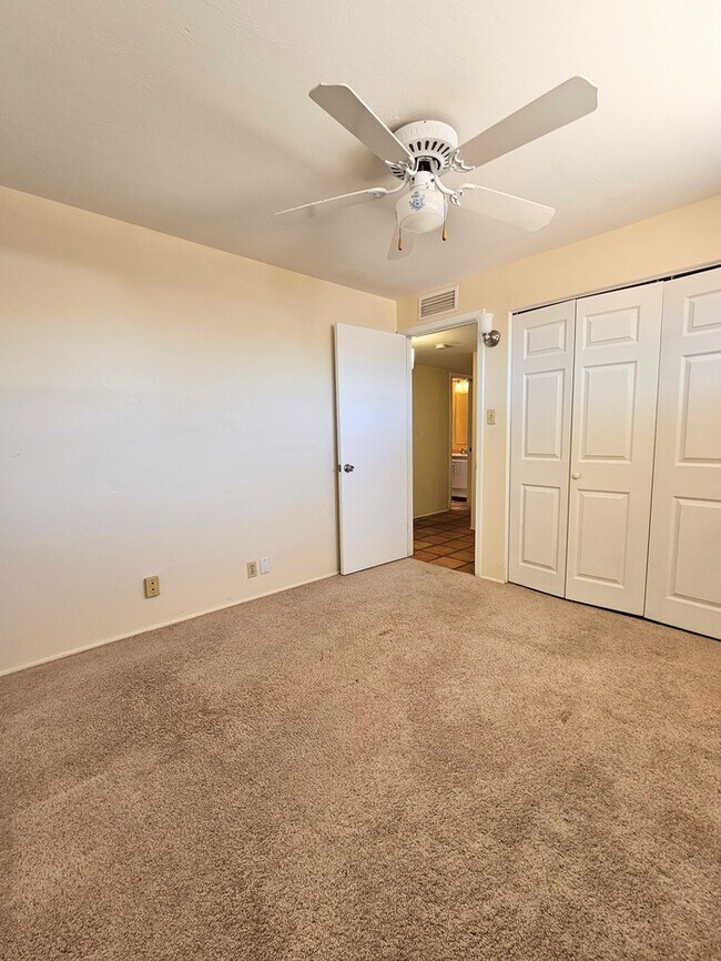 Building Photo - Spacious 3 bd 2 bath home.