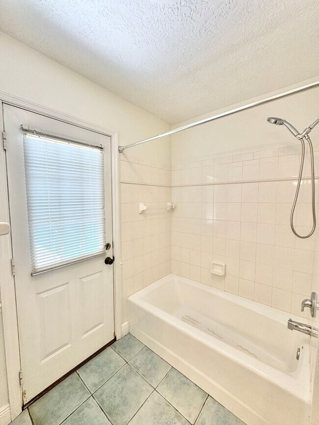 Building Photo - ** BERKSHIRE LAKES ** 3 BED + DEN / 2.5 BA...