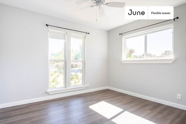 Building Photo - 10100 Oak Hollow Circle