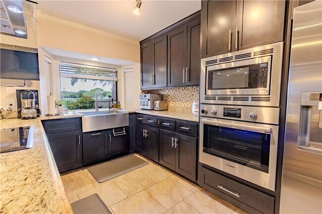 Building Photo - Beautifully renovated courtyard townhome in the heart of Corpus Christi