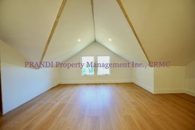 Building Photo - Classic, Modern and Private Home with Fres...