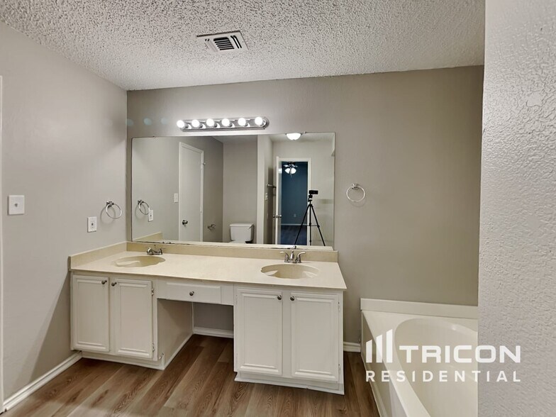 Building Photo - 404 Moss Hill Dr