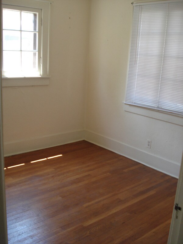 Building Photo - 206 Arno St NE