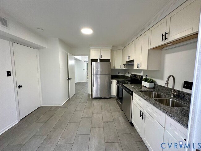 Building Photo - 70 Summer E