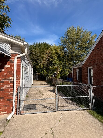 Building Photo - 7251 Studebaker Ave