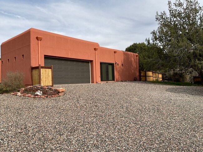 Building Photo - 200 Michaels Ranch Dr