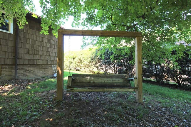 Building Photo - Bright & Spacious 2-Bedroom Home in Massanutten