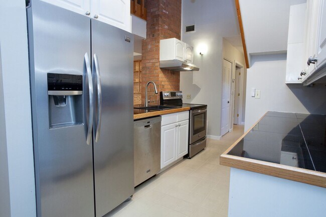 Building Photo - Stratton Forest Condo