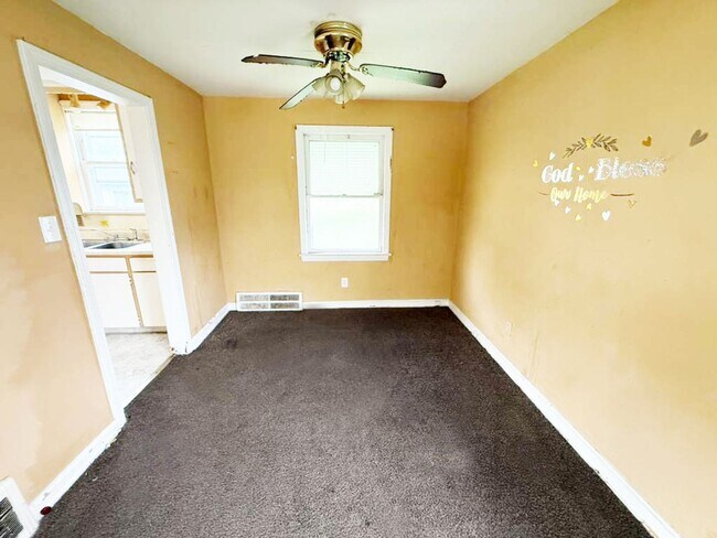 Building Photo - 3 BED 1 BATH SINGLE FAMILY HOME