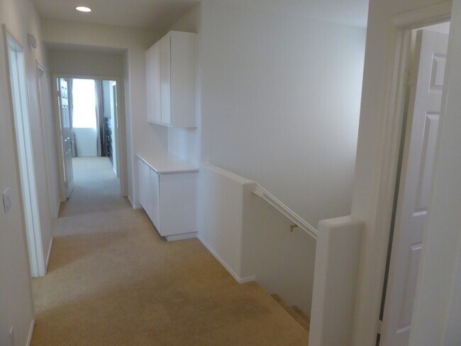 Building Photo - Creekside 3 Bedroom Rental Home in Valencia!