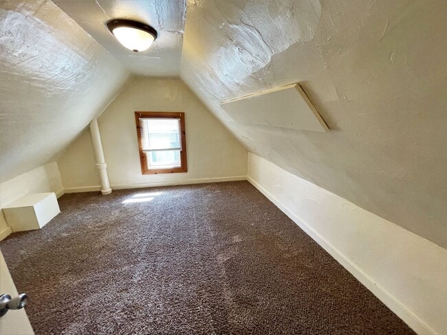 Building Photo - 208 E 10th- 2 bedroom house