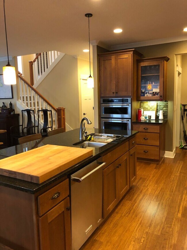 Building Photo - Gorgeous, modern craftsman 3+ bedroom, 3 b...