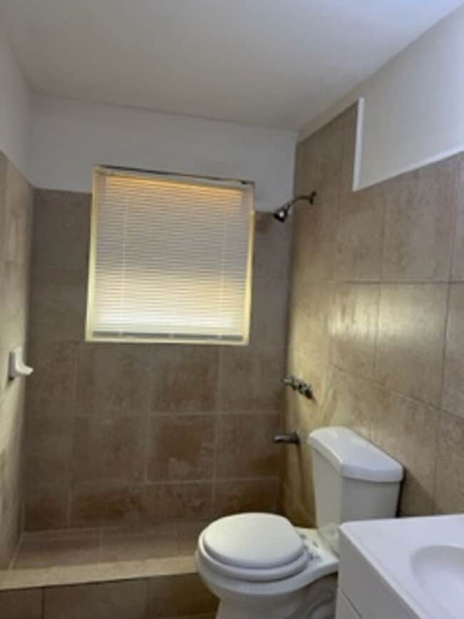 Building Photo - Main House (Triplex) can add one studio for additional rent (mother-in-law plan)