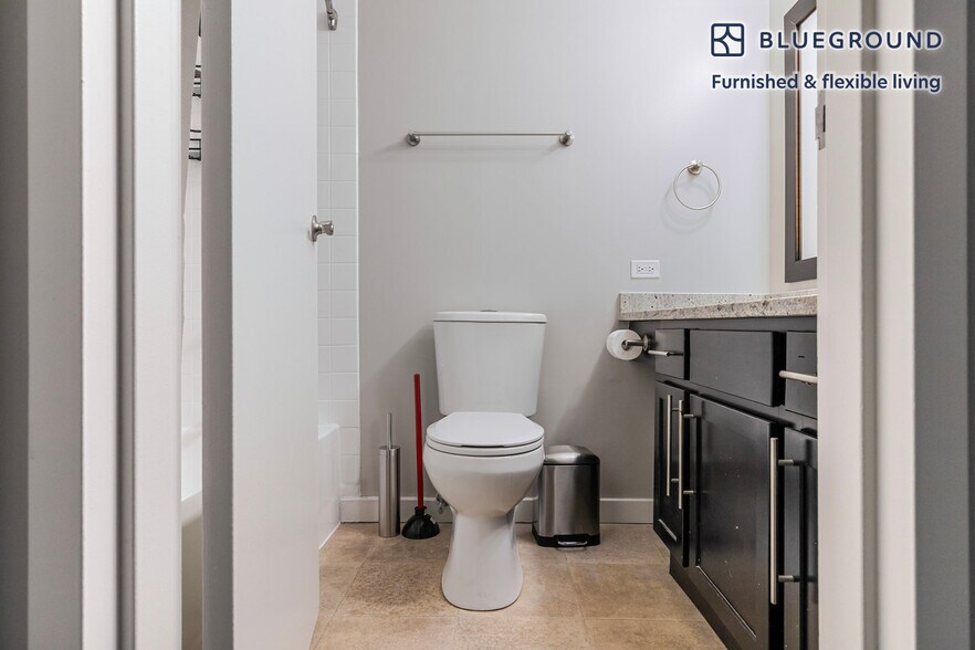 Building Photo - 77 W Huron St