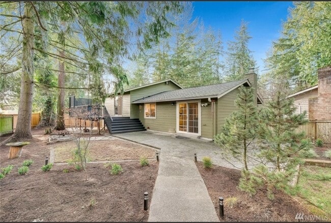 Building Photo - Kirkland Location, Charming 3 Bedroom - 1....