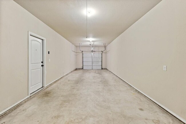 Building Photo - 119 Creekside Villa Dr