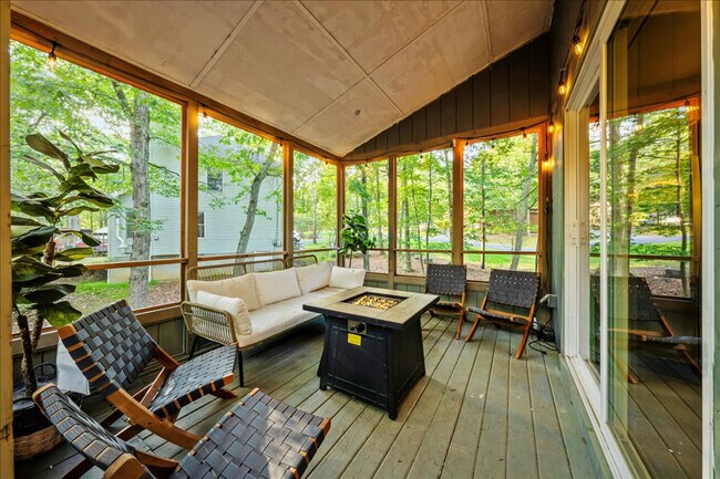 Building Photo - 1825 Jennifer Dr