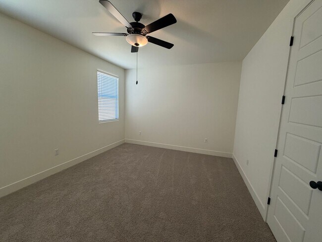 Building Photo - 4021 W Sunnyview Ave