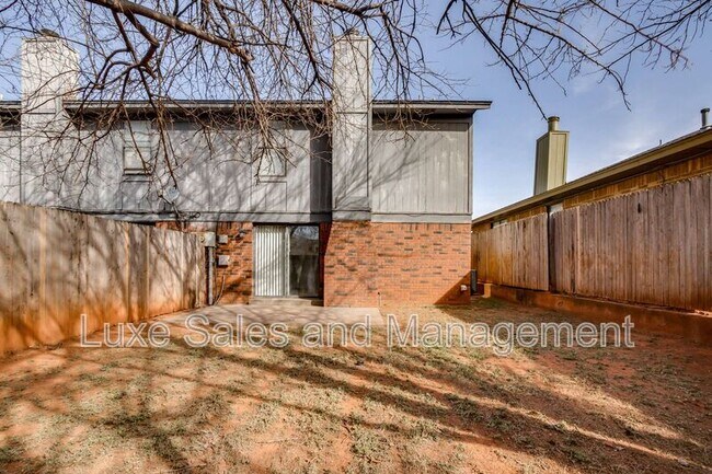 Building Photo - 6004 Paramount Dr