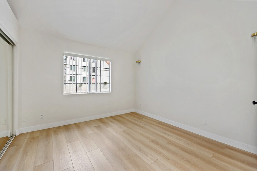 Building Photo - 10128 Hillhaven Ave