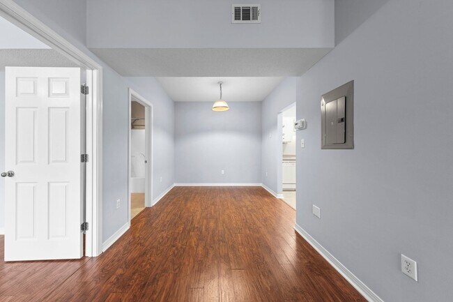 Building Photo - Great 1 Bedroom Unit at the Oaks!