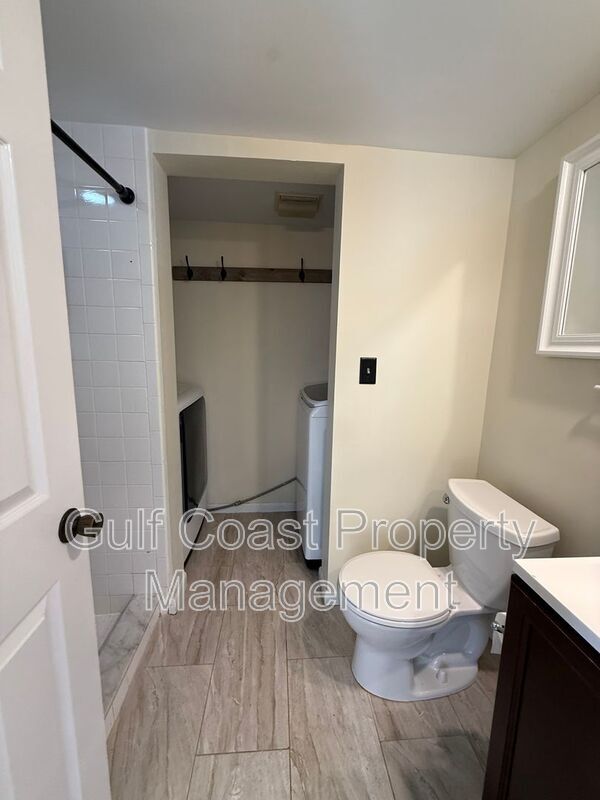 Building Photo - 5249 Cedarbend Dr