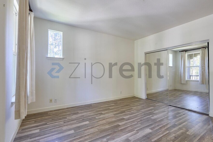 Building Photo - Unit