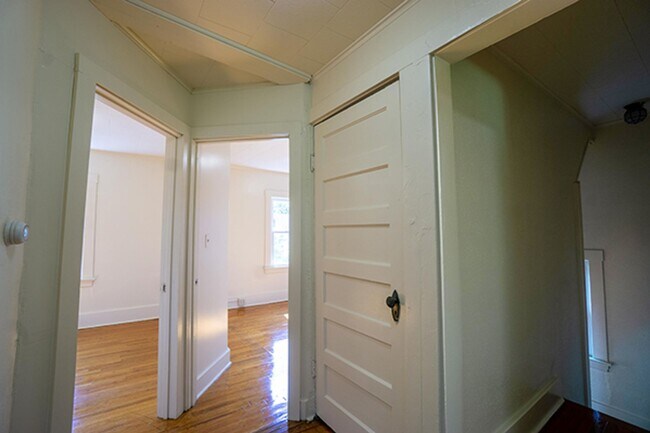 Building Photo - Available 6/1/2026 Charming Home With Priv...
