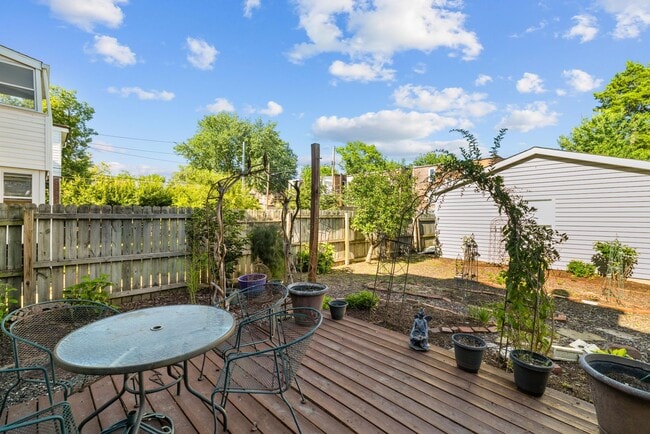 Building Photo - Gardener's Dream! 3-Bedroom, 1.5-Bath Home, Steps away from Tower Grove Park