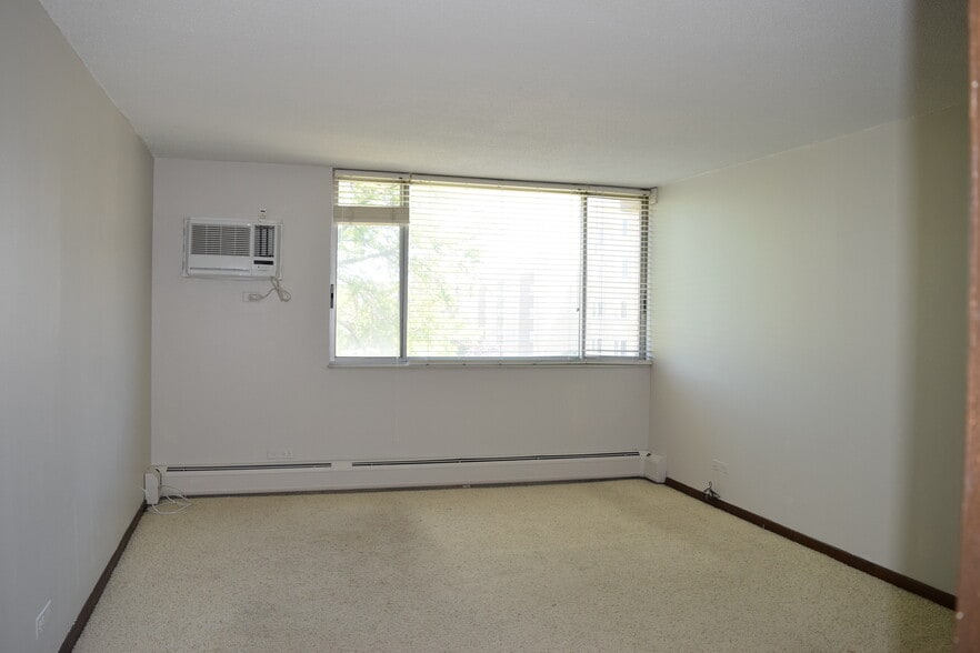 Building Photo - 2211 S Stewart Ave