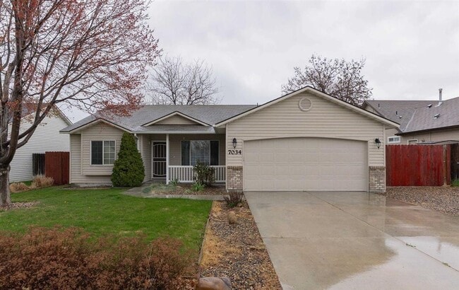 Building Photo - Welcome to this spacious 5-bedroom, 2-bathroom home in Nampa, ID