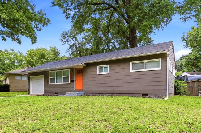 Building Photo - Don't Miss Out on This Charming 3 Bed, 1 Bath Home in South Kansas City!