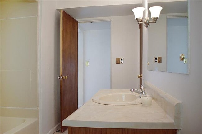 Building Photo - 100 Primrose Ave