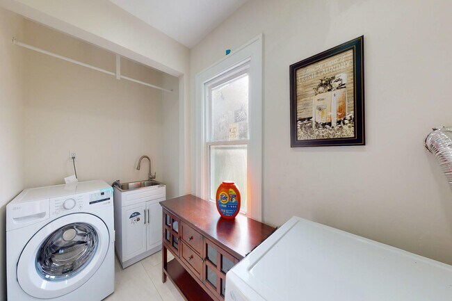 Building Photo - 2002 Ridgemont Rd