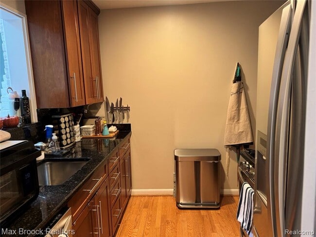 Building Photo - 383 W Brown St