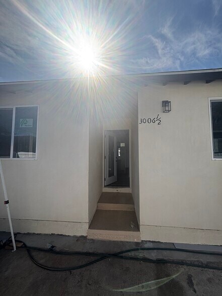 Building Photo - 3006 S Palm Grove Ave