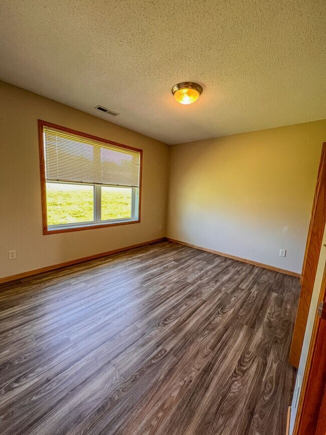 Building Photo - 2 Bedroom, 1.5 Bath Town Home
