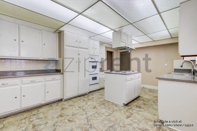 Building Photo - 4062 S Budlong Ave