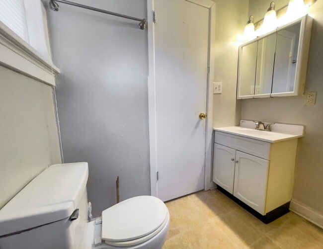 Building Photo - PRELEASING for AUGUST! Close to Campus