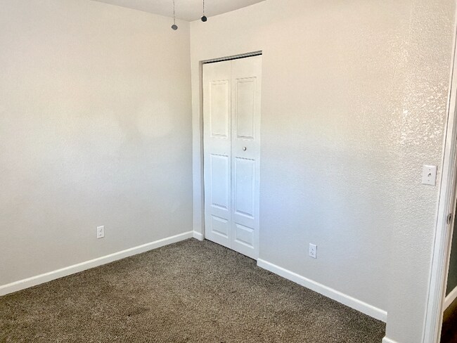 Building Photo - 305 Redwood Dr
