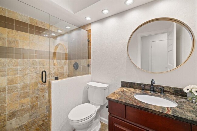 Building Photo - 4711 Spicewood Springs Rd