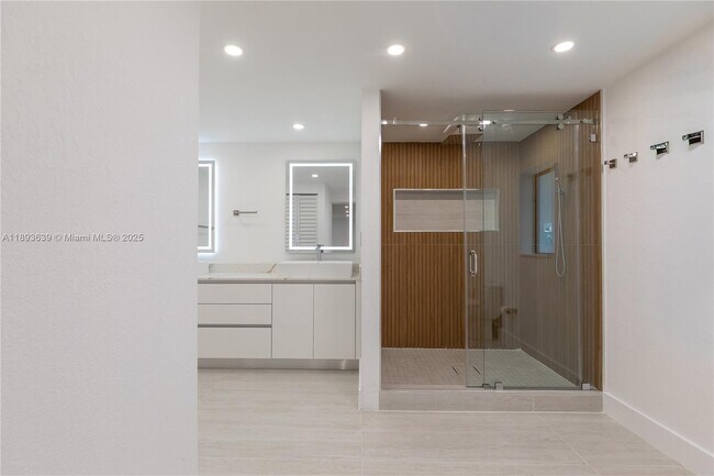 Building Photo - 6731 SW 33rd St