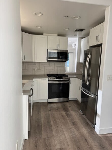 Kitchen - 910 N Curson Ave