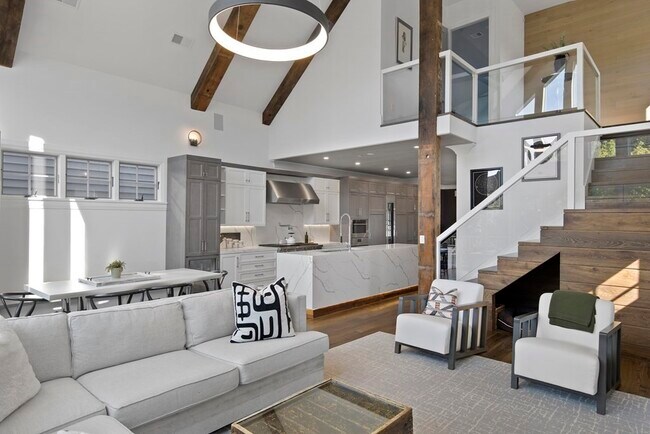 Building Photo - 719 E 2nd St