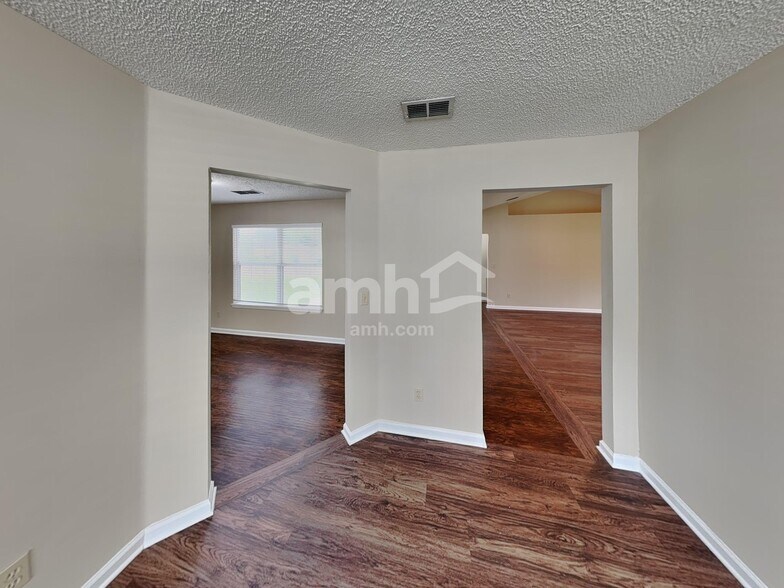 Building Photo - 11062 Gullwing Ct