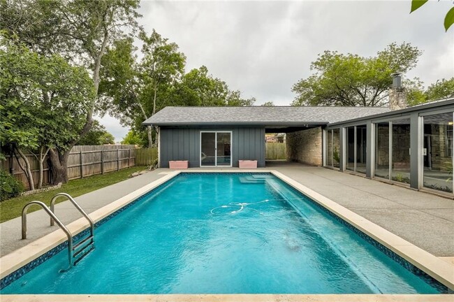 Building Photo - 12401 Knoll Ridge Dr